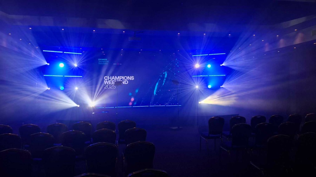 Μεγάλη LED οθόνη σε corporate event με δυναμικό stage lighting