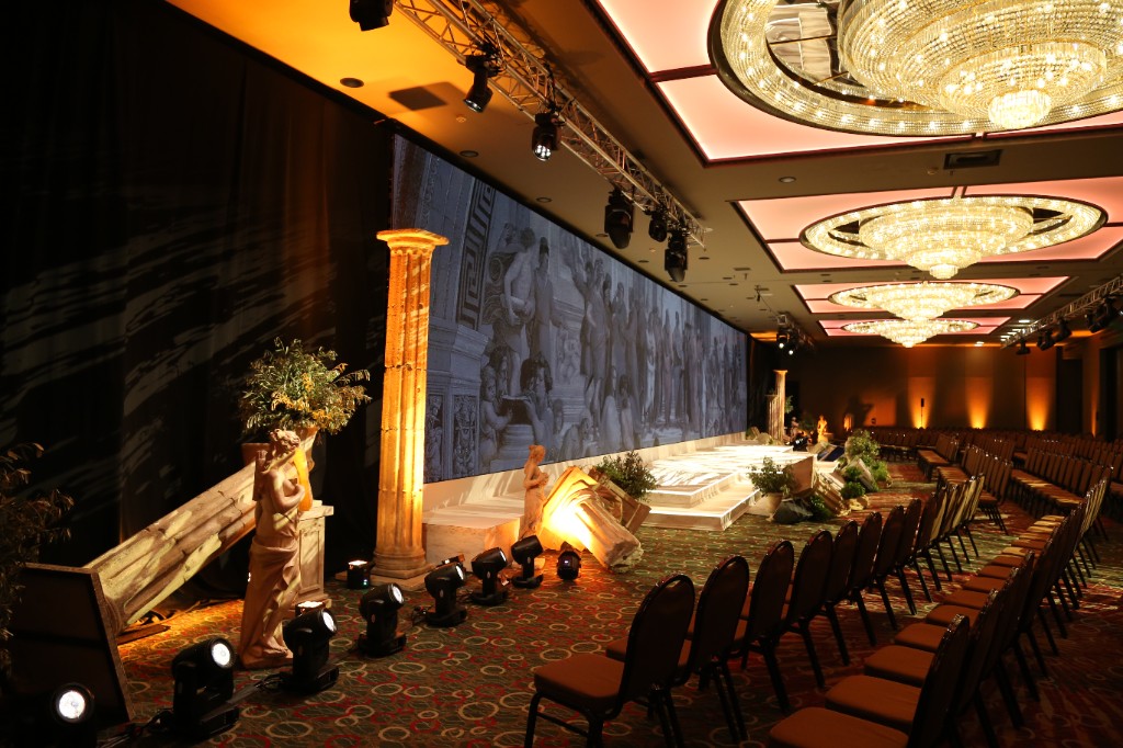 Σκηνή συνεδρίου με LED wall, φωτισμό και θεματικό σκηνικό σε αίθουσα ξενοδοχείου στην Αθήνα
